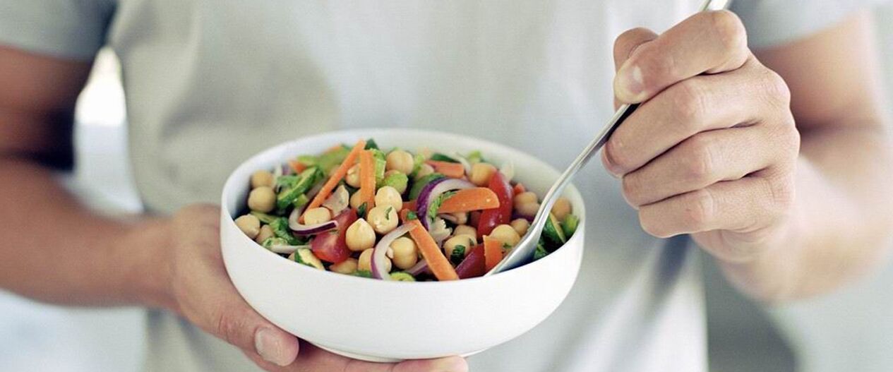 Мужчина ест продукты, полезные для потенции