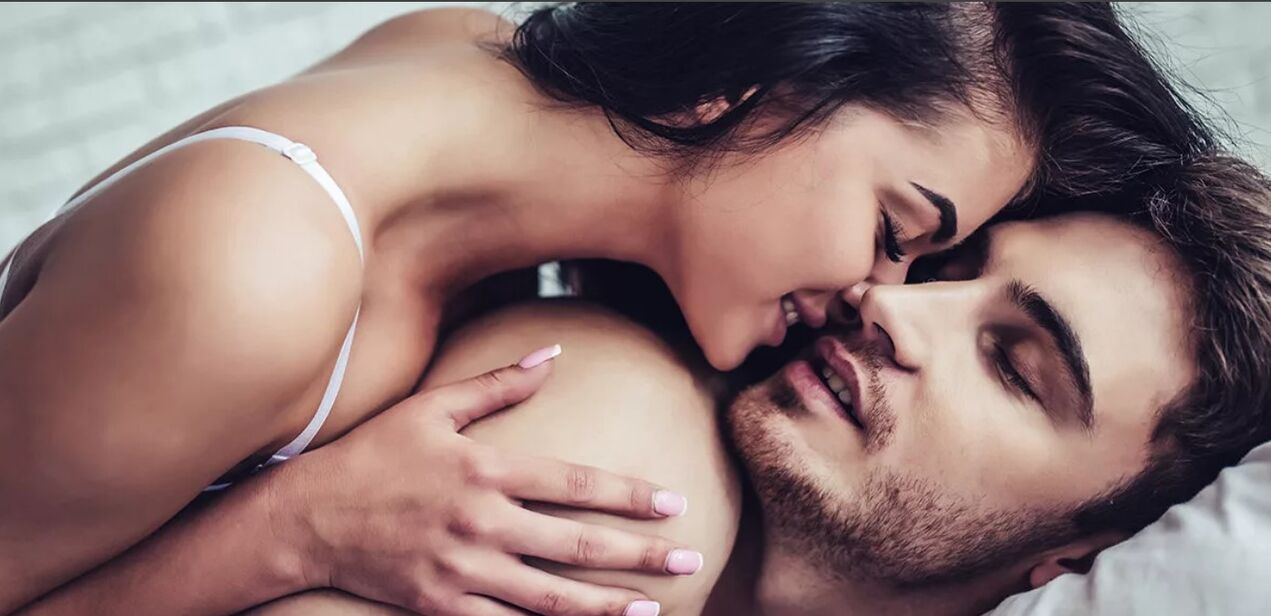 Девушка стимулирует точку G своего мужчины